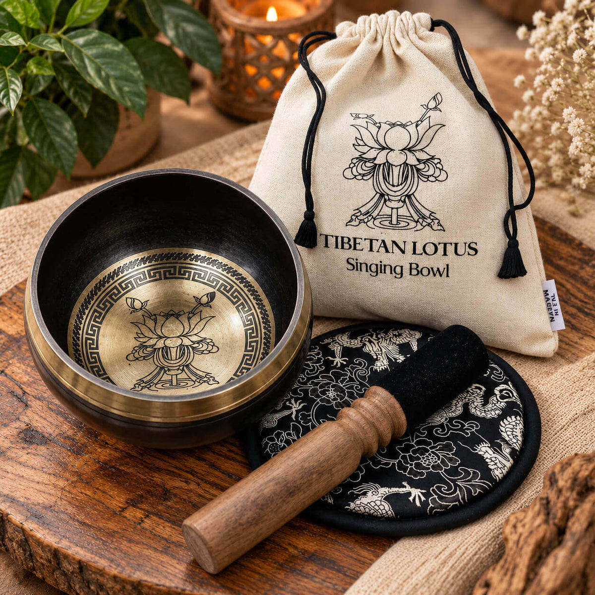 Bol chantant tibétain martelé à fond doré gravé d’un lotus, avec bâton, coussin en brocart noir et pochette en coton