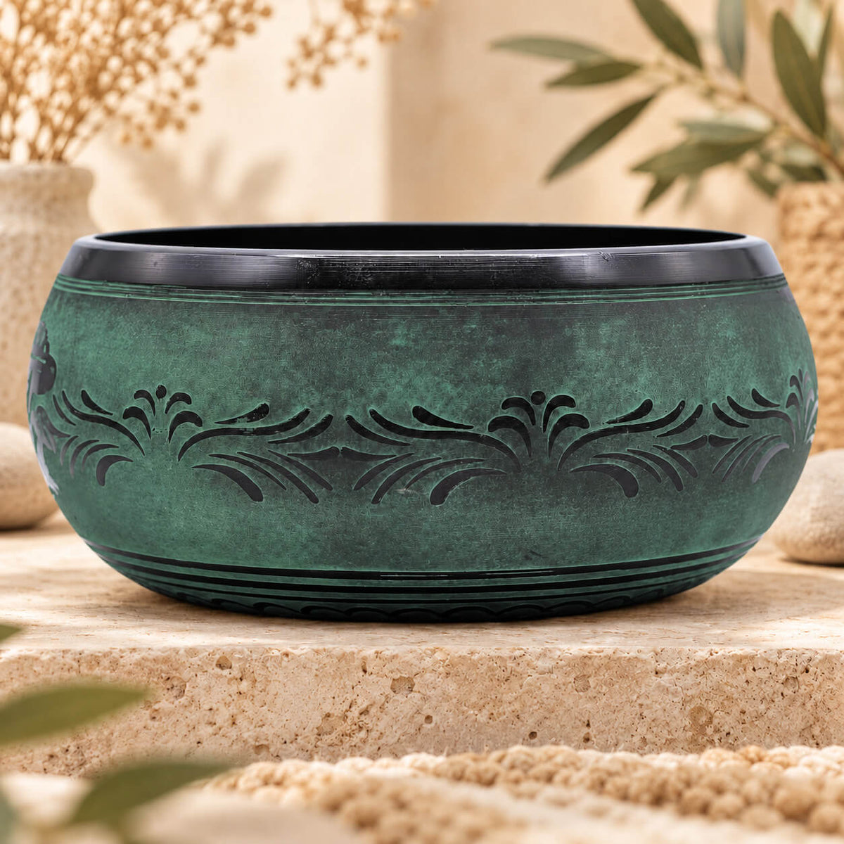 Bol chantant vert mousse de 23 cm vu de profil, rebord noir et frise de volutes gravées