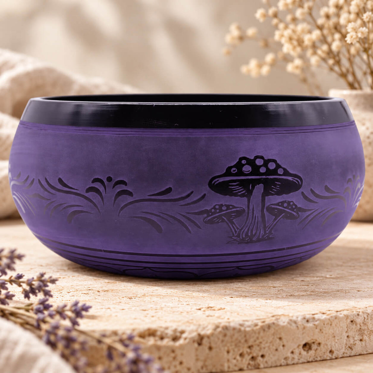 Bol chantant violet de 23 cm vu de profil, champignons tachetés et volutes gravés en noir sur le flanc