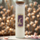 Bougie rituel amour en cire de soja avec étiquette violette Lune et cœur parfum jasmin quartz rose dans flacon en verre avec bouchon liège allumettes et lumière douce en arrière plan