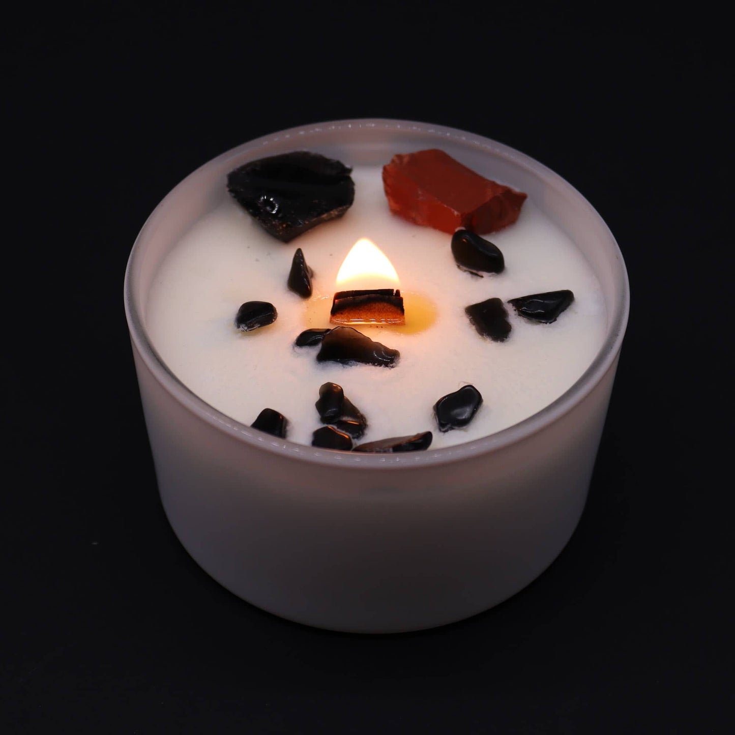 Bougie Chakra Racine - Muladhara avec pierres naturelle de jaspe et rouge et d'agate noir allumée