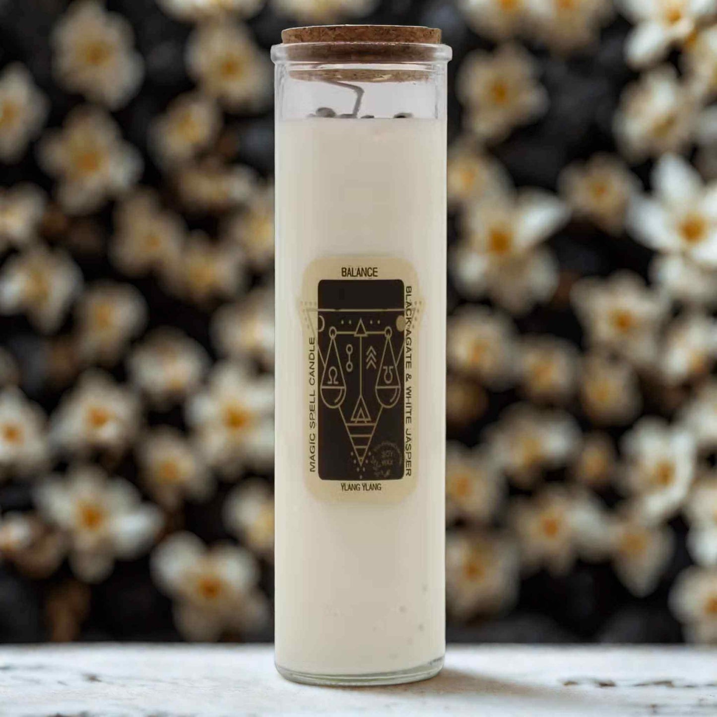 Bougie équilibre parfum ylang-ylang avec agate noire et jaspe blanc – cierge rituel artisanal.