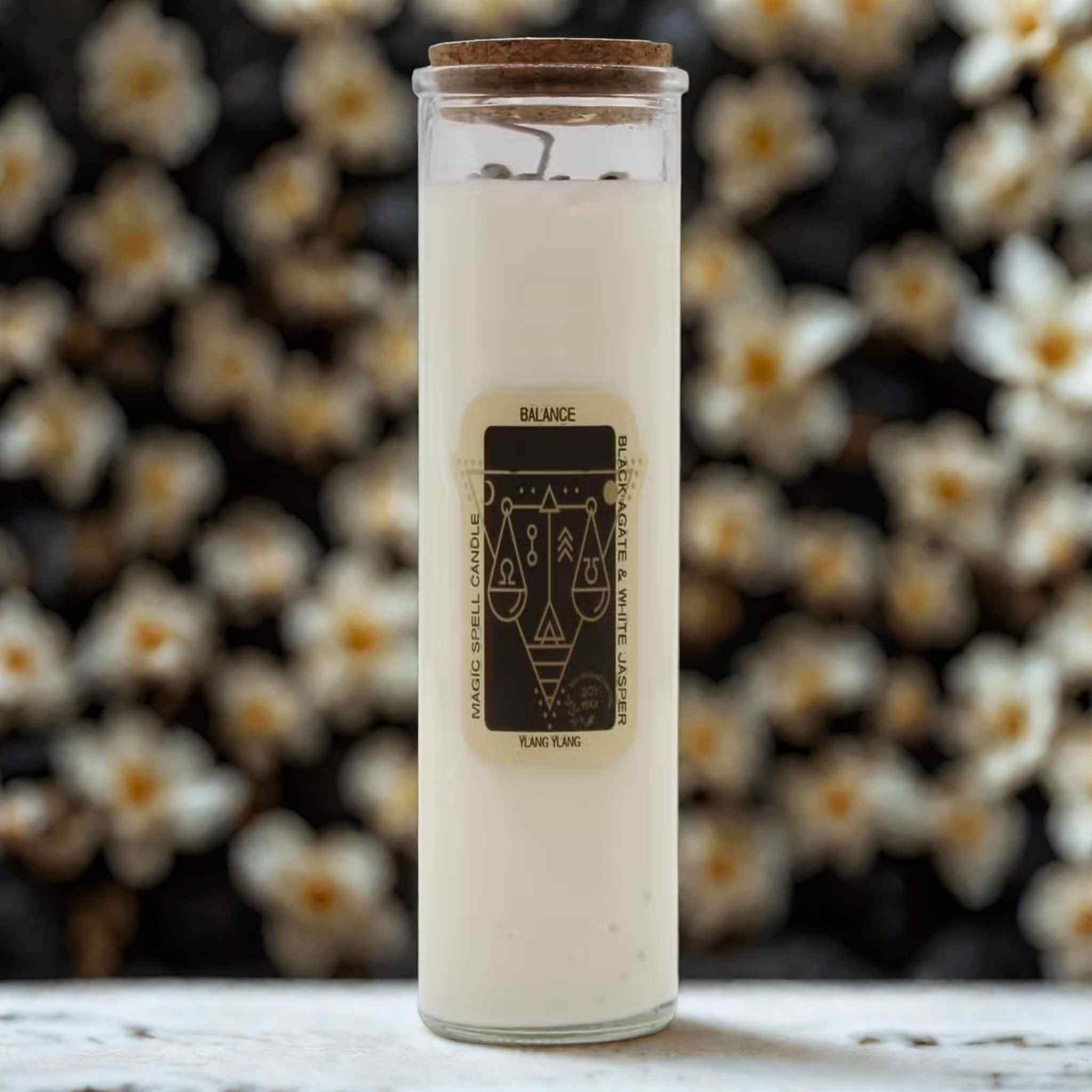 Bougie équilibre parfum ylang-ylang avec agate noire et jaspe blanc – cierge rituel artisanal.
