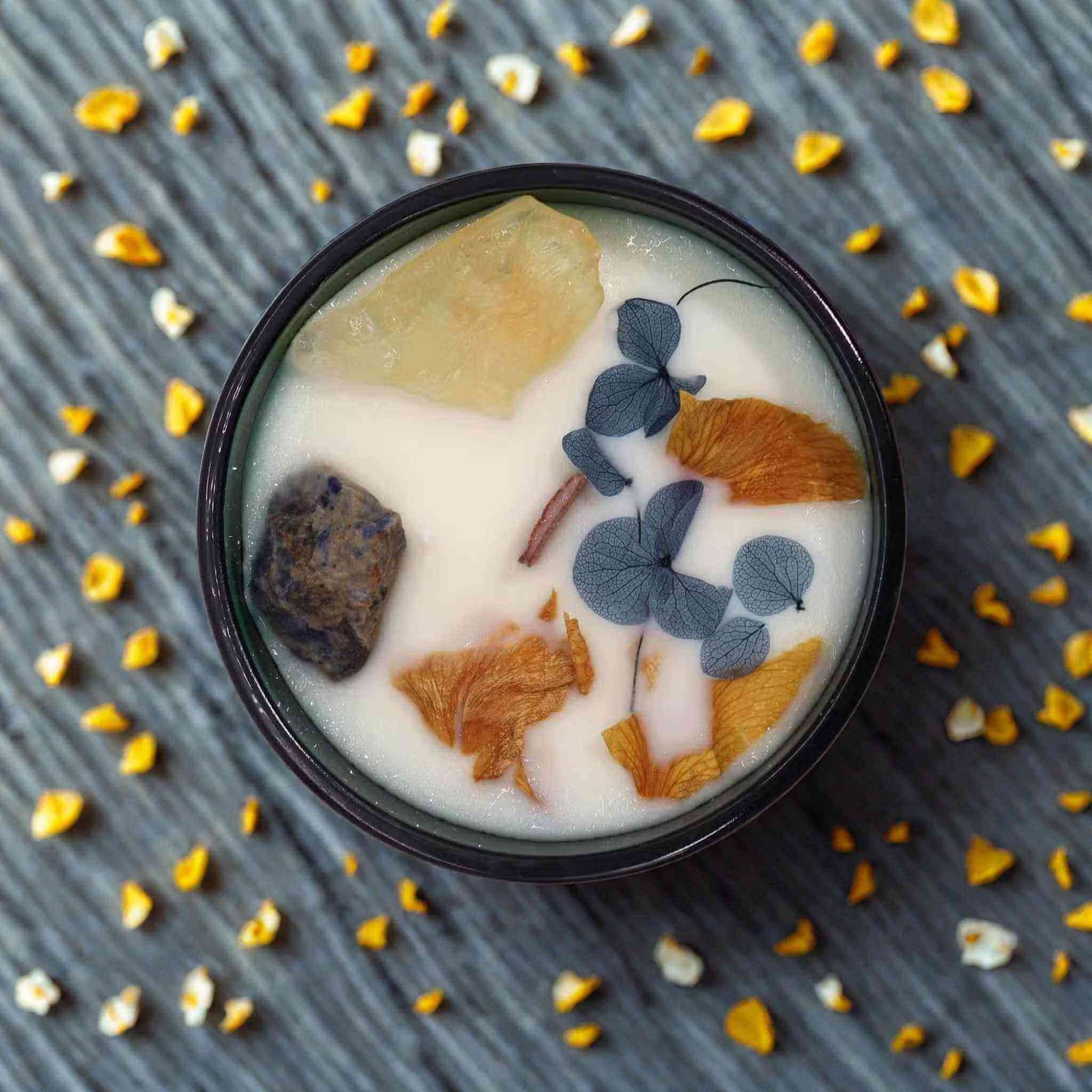 Bougie fleurs séchées citrine et sodalite parfum horizon citron création artisanale Art du Tibet