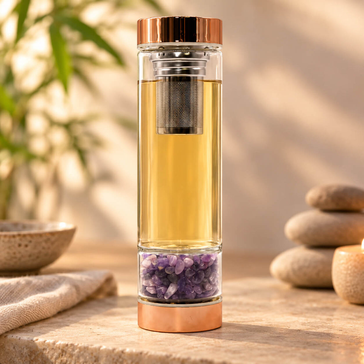 Bouteille à thé en verre avec infusion dorée et éclats d'améthyste à la base