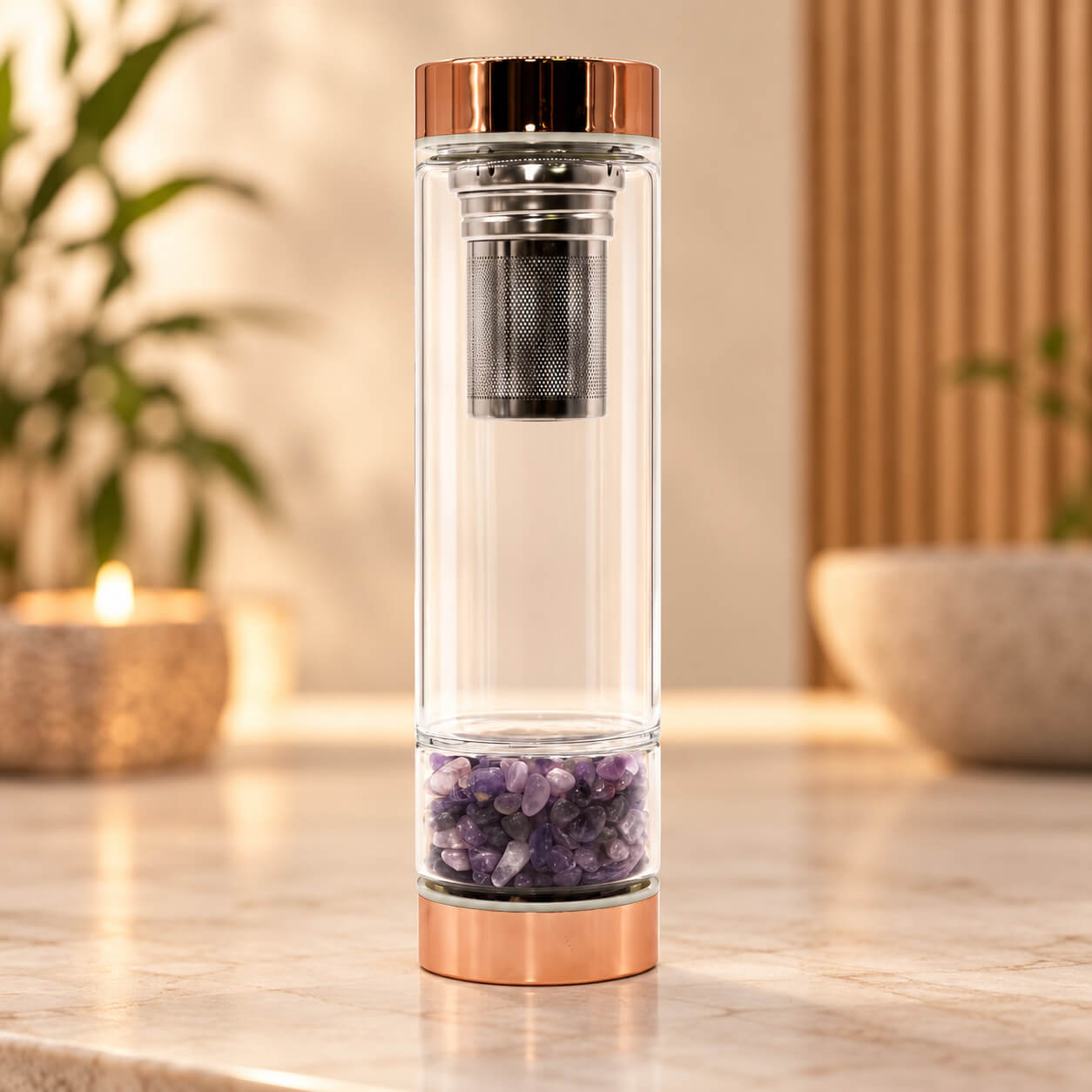 Bouteille à thé en verre avec finition or rose, infuseur inox et éclats d'améthyste à la base