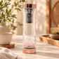Bouteille à thé en verre avec finition or rose, infuseur inox et éclats de quartz rose à la base
