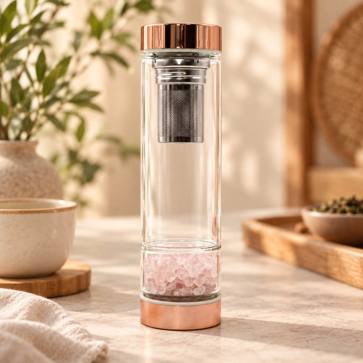 Bouteille à thé en verre avec finition or rose, infuseur inox et éclats de quartz rose à la base