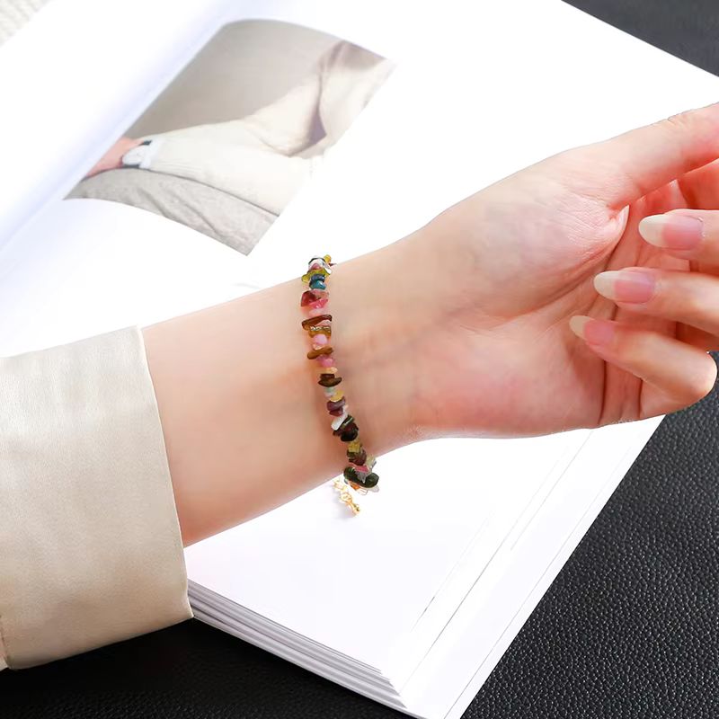 Bracelet porté au poignet montrant la délicatesse des pierres multicolores