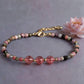 Bracelet délicat en tourmaline rose avec perles multicolores et fermoir doré.