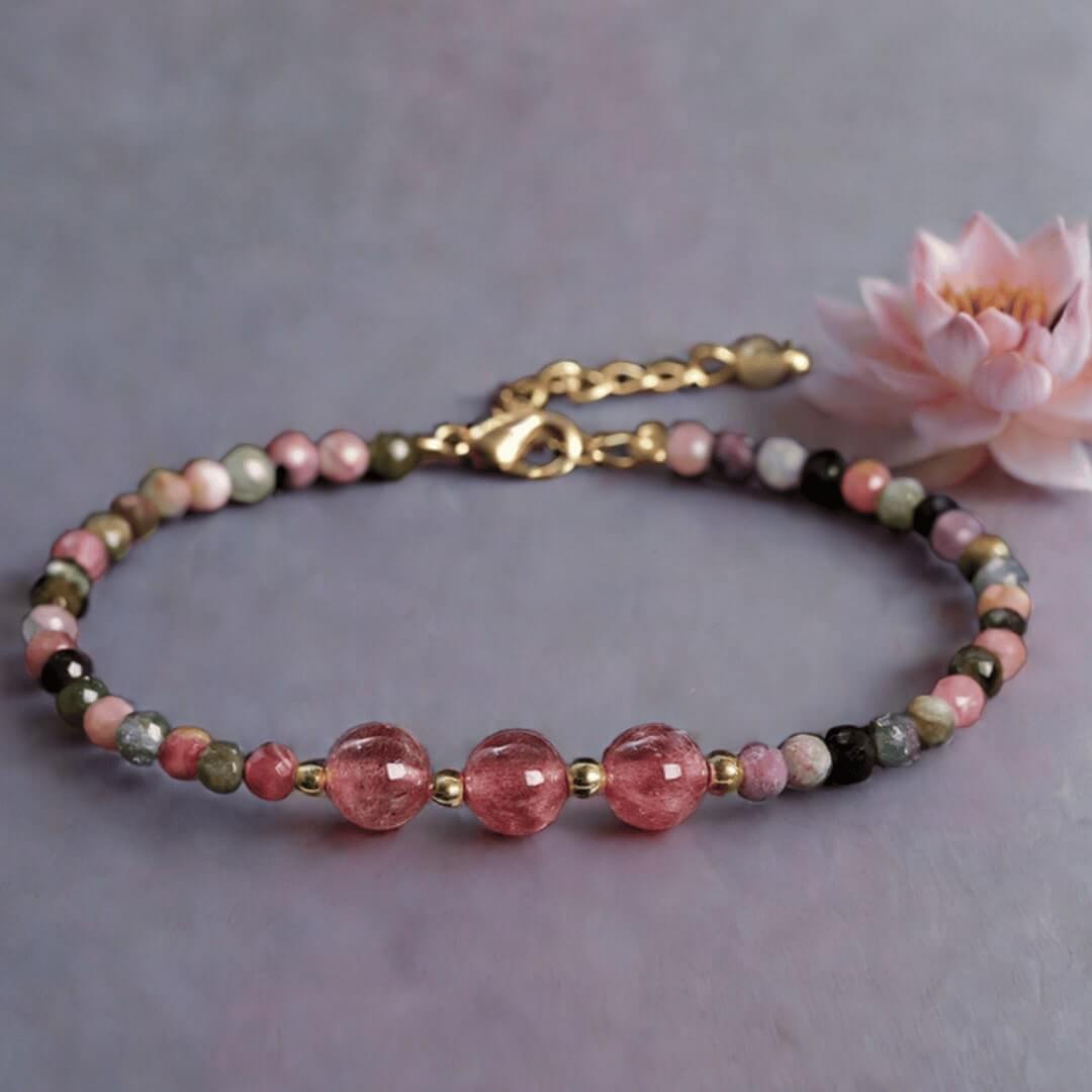 Bracelet délicat en tourmaline rose avec perles multicolores et fermoir doré.