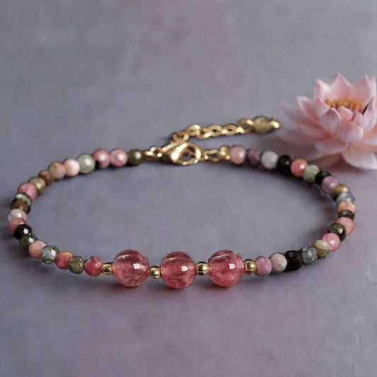 Bracelet délicat en tourmaline rose avec perles multicolores et fermoir doré.