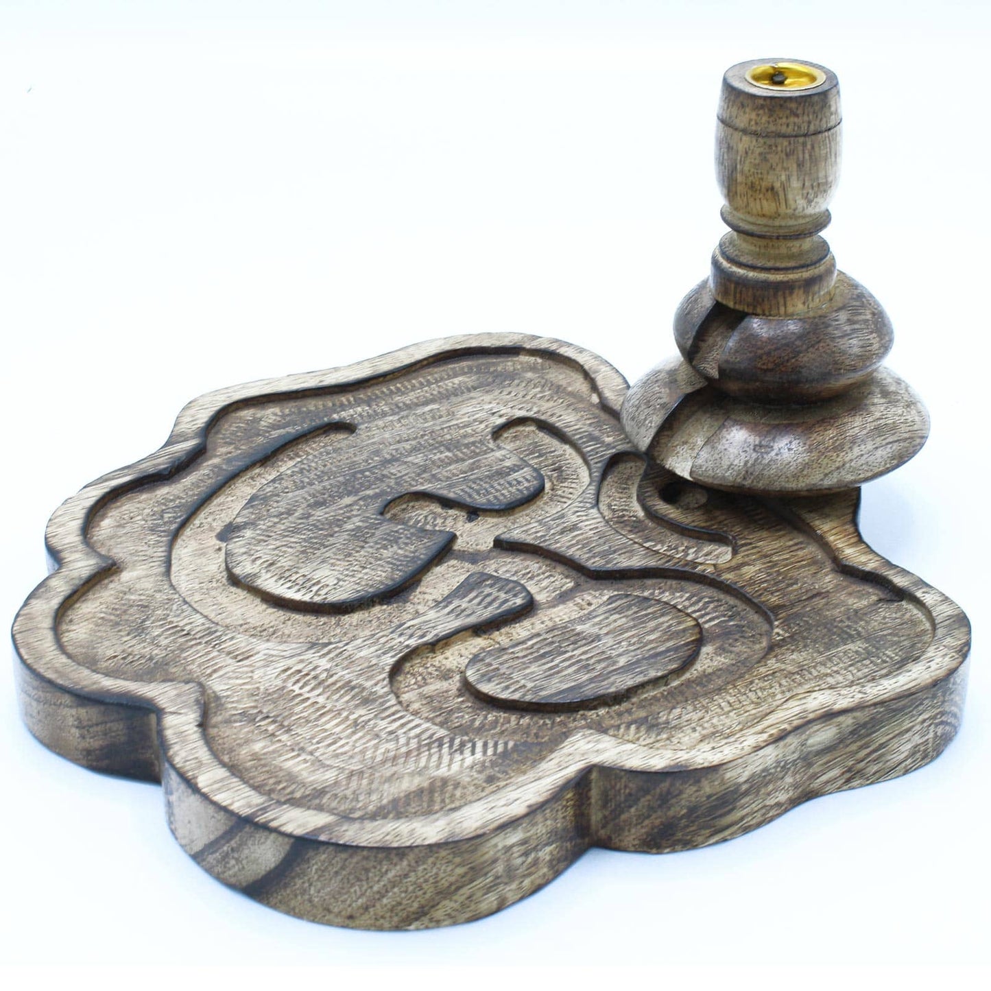 Gros plan sur le symbole Om sculpté dans le bois de manguier montrant les détails artisanaux.