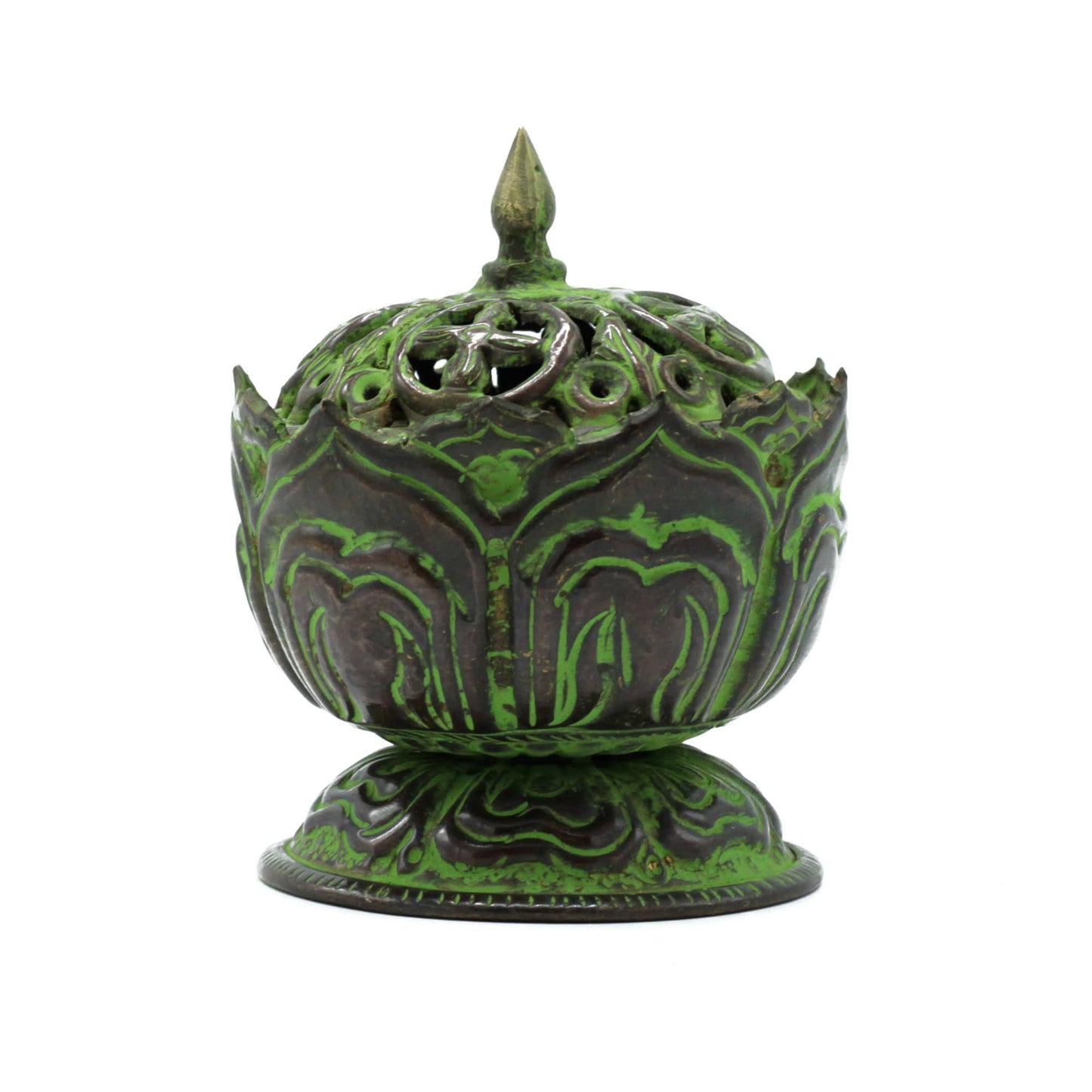 Brûleur d'encens en forme de lotus épanoui, finition verdigris, orné de motifs floraux traditionnels.