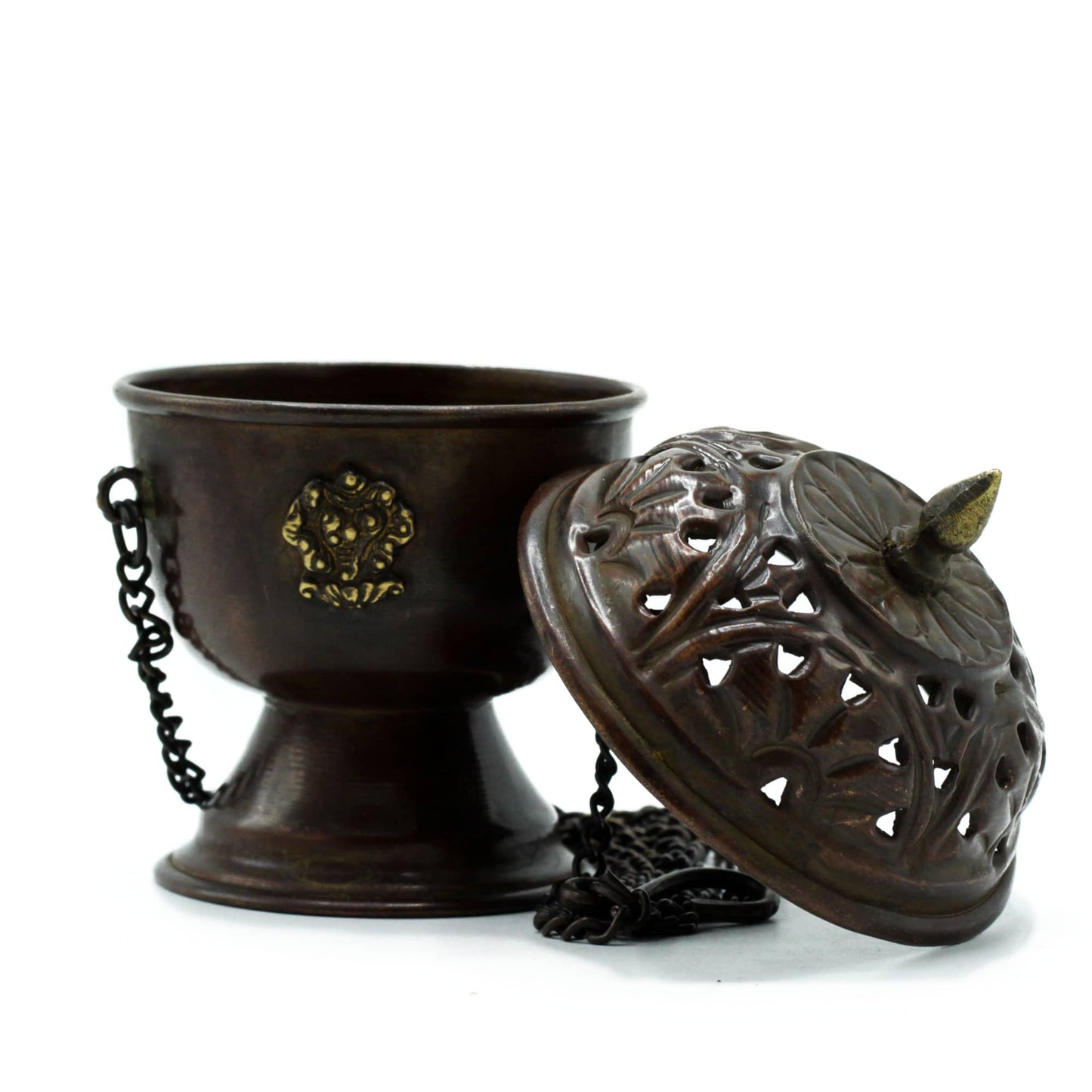Brûleur d'encens tibétain à suspendre en métal patiné foncé, avec motifs ajourés traditionnels.