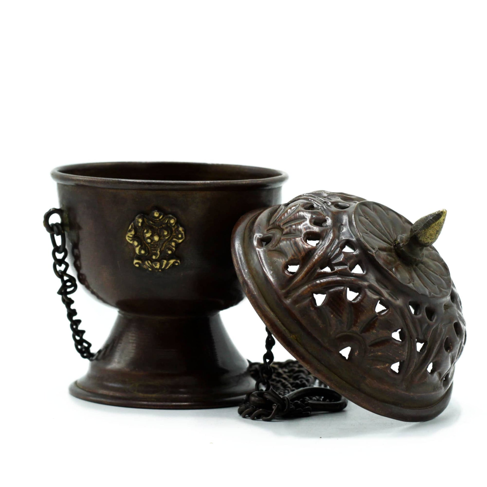 Brûleur d'encens tibétain à suspendre en métal patiné foncé, avec motifs ajourés traditionnels.