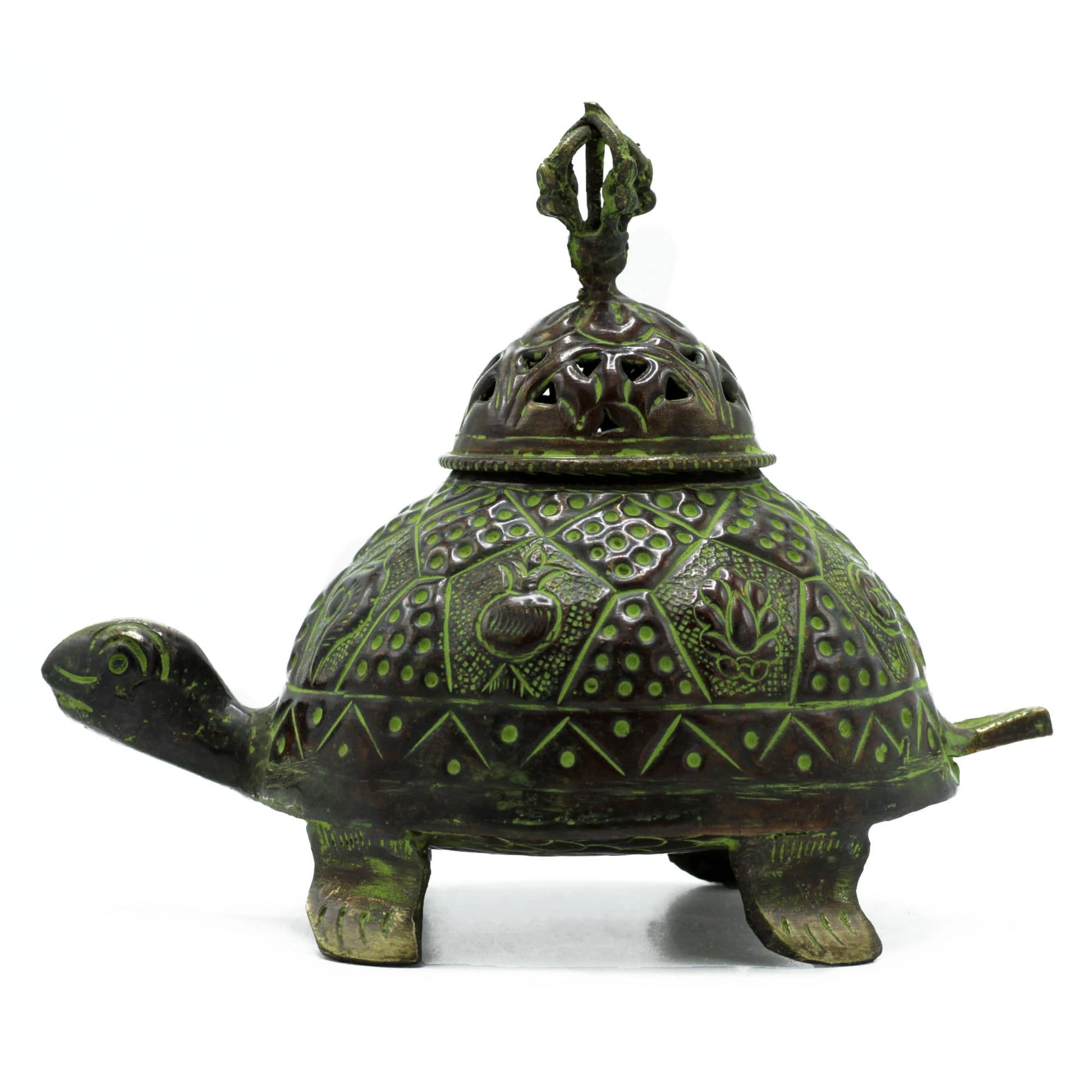 Brûleur d'encens en forme de tortue, métal patiné verdigris, motifs géométriques complexes et dôme ajouré finement ciselé.