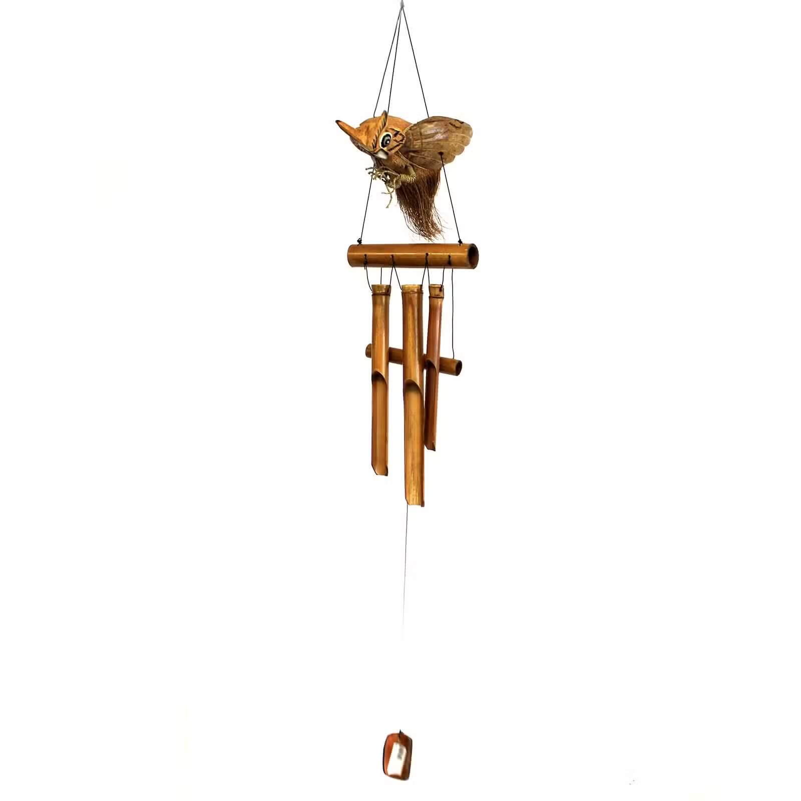Carillon artisanal en bambou et noix de coco représentant un hibou symbole de sagesse, décoration sonore indonésienne.