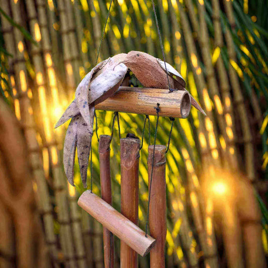 Carillon en bambou et noix de coco représentant deux oiseaux sculptés symbolisant harmonie et complicité, création indonésienne.