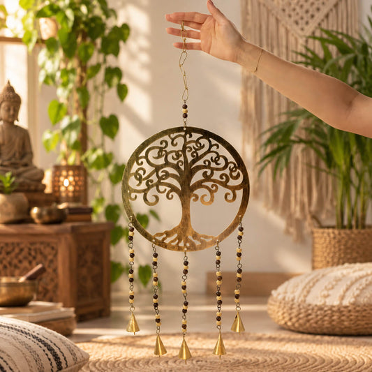 Carillon arbre de vie tenu à la main, ambiance intérieure zen avec Bouddha et bol chantant tibétain