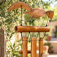 Gros plan sur l'oiseau en fibre de coco du carillon en bambou, ailes sculptées façon artisanat balinais