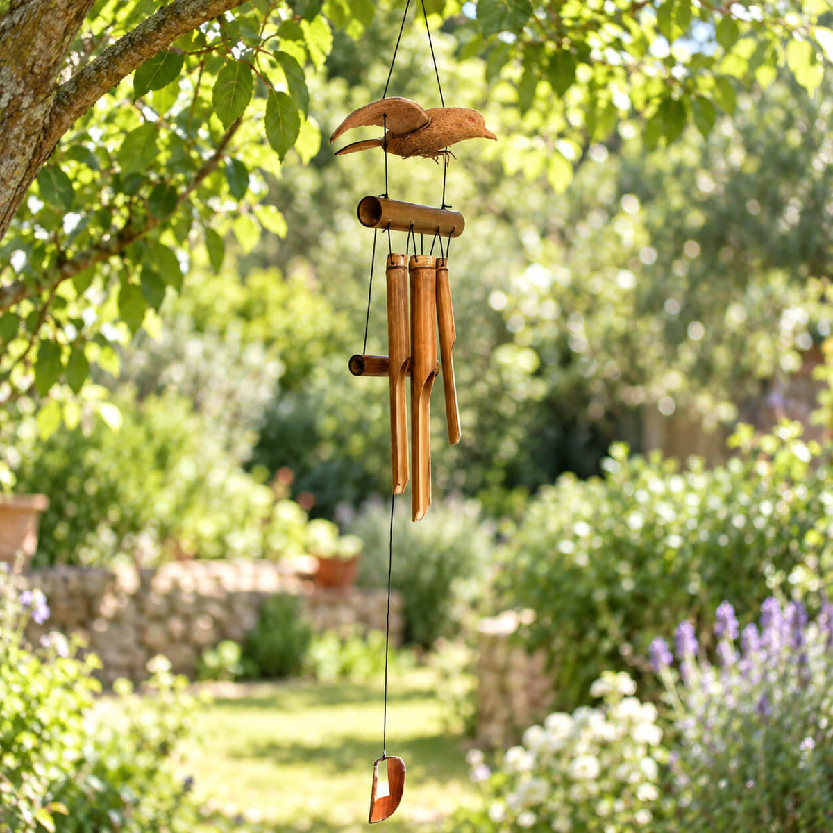 Carillon à vent en bambou avec oiseau artisanal en fibre de coco, décoration jardin naturelle