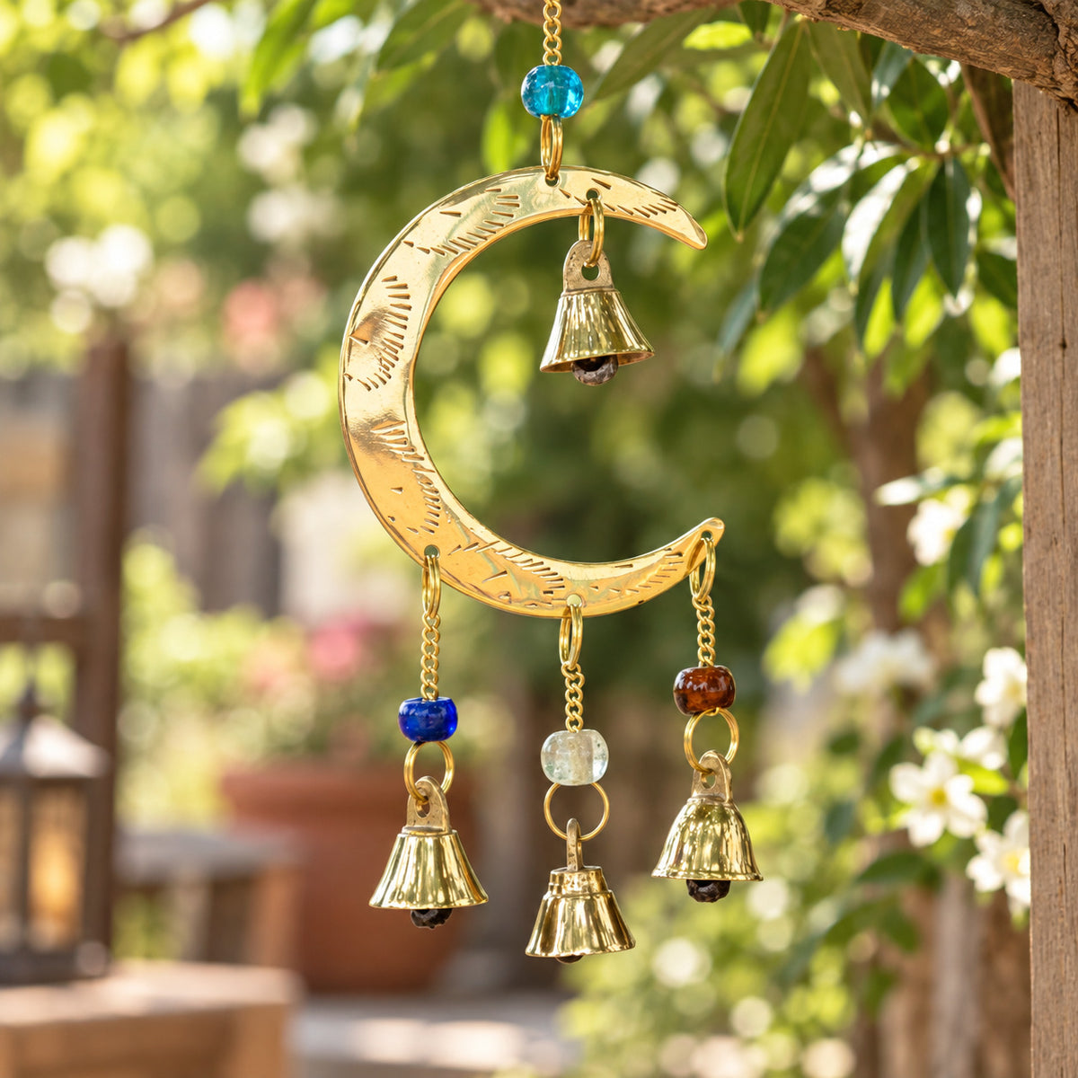 Carillon à vent en laiton doré en forme de lune avec clochettes et perles de verre colorées