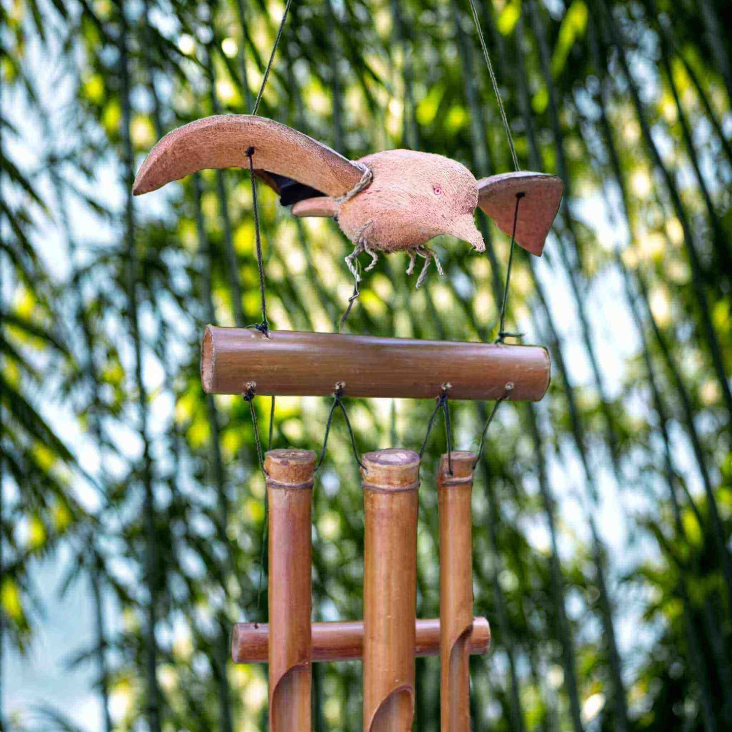 Carillon à vent bambou et noix de coco merle sculpté.
