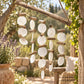 Carillon à vent en disques de nacre blanche et segments de bois flotté naturel, décoration bohème