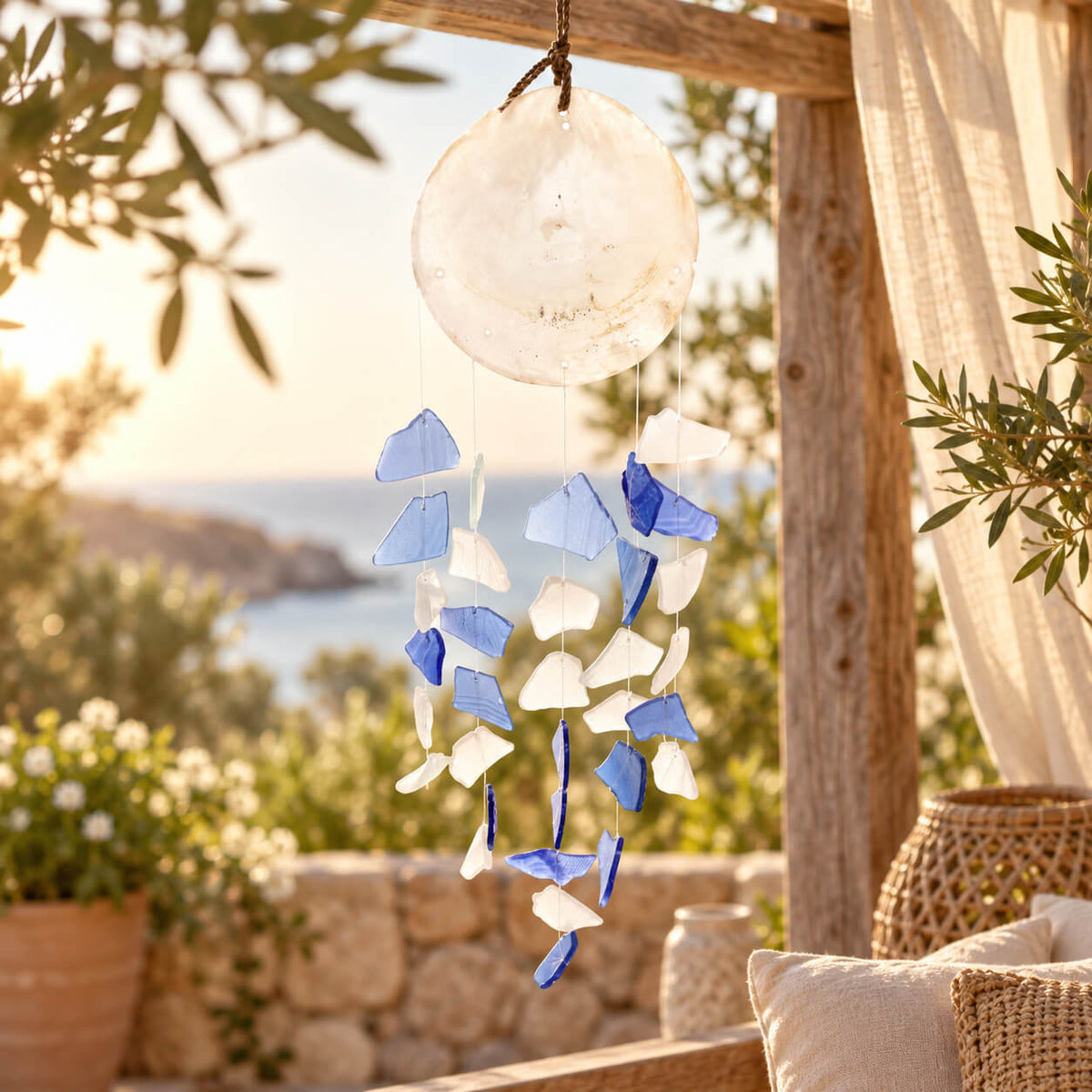 Carillon à vent avec disque en nacre naturelle et éclats de verre recyclé bleu et blanc, décoration bohème