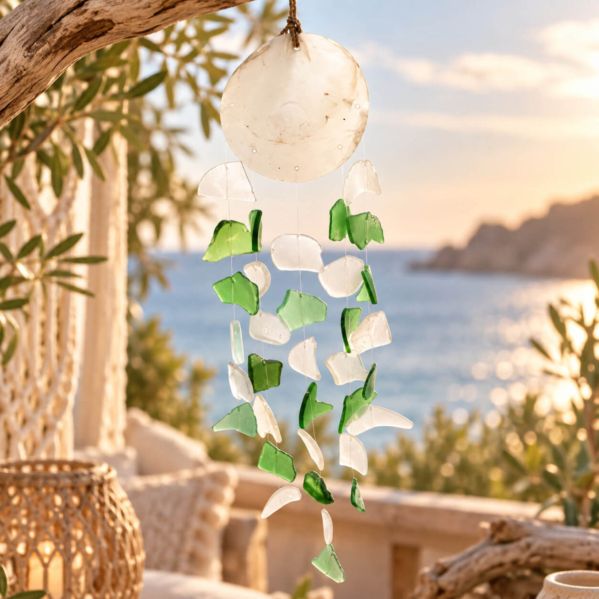Vue rapprochée du carillon en nacre et verre recyclé vert et blanc, effet verre de mer