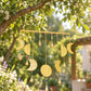 Carillon à vent phases de la lune en laiton martelé avec clochettes et perles multicolores, suspendu à un arbre