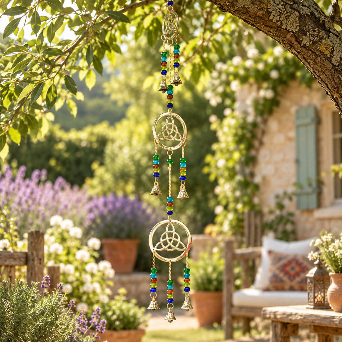 Carillon à vent triquetra en laiton suspendu à un arbre, décoration jardin bohème avec clochettes dorées