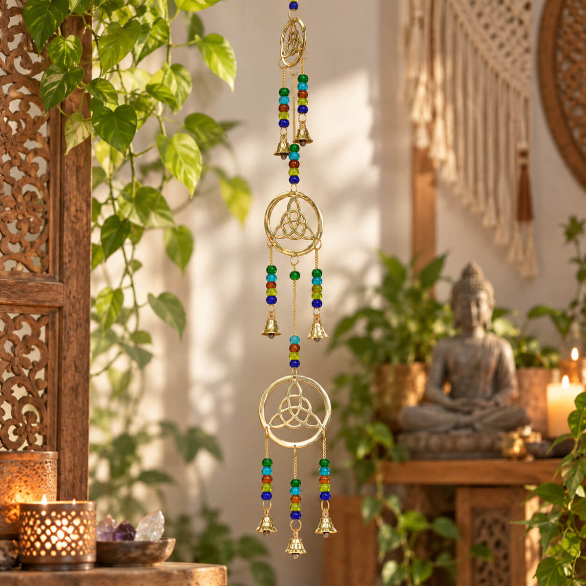 Carillon à vent en laiton doré à motif triquetra avec clochettes et perles multicolores, ambiance zen