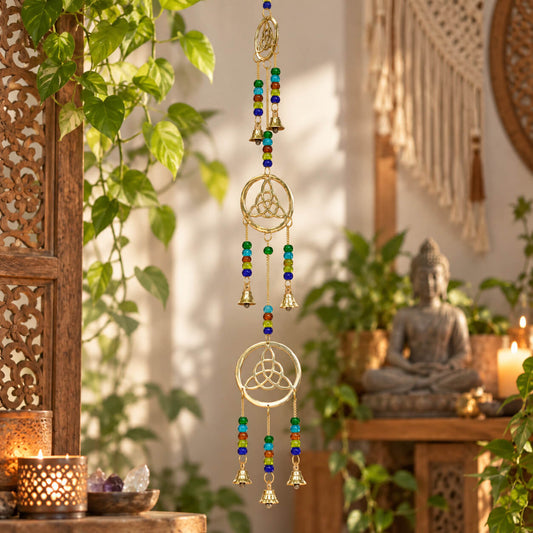 Carillon à vent en laiton doré à motif triquetra avec clochettes et perles multicolores, ambiance zen