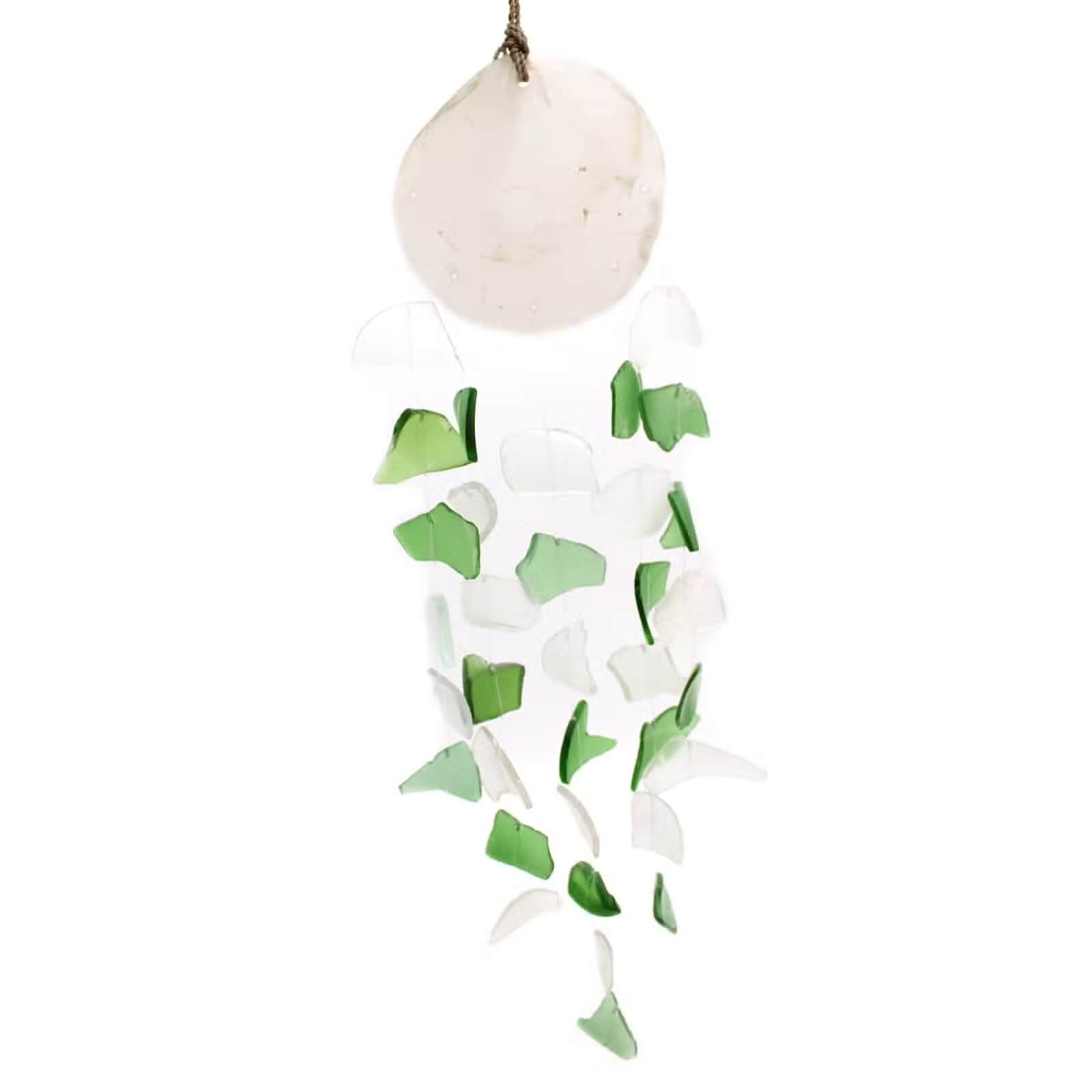 Carillon à vent en verre recyclé vert et blanc avec coquillage naturel, création artisanale indonésienne.