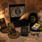 Coffret de tarot foil doré ouvert avec cloche rituelle, pierres, plumes et présentoirs à cartes