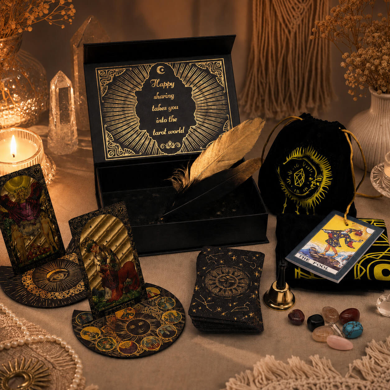 Coffret de tarot foil doré ouvert avec cloche rituelle, pierres, plumes et présentoirs à cartes