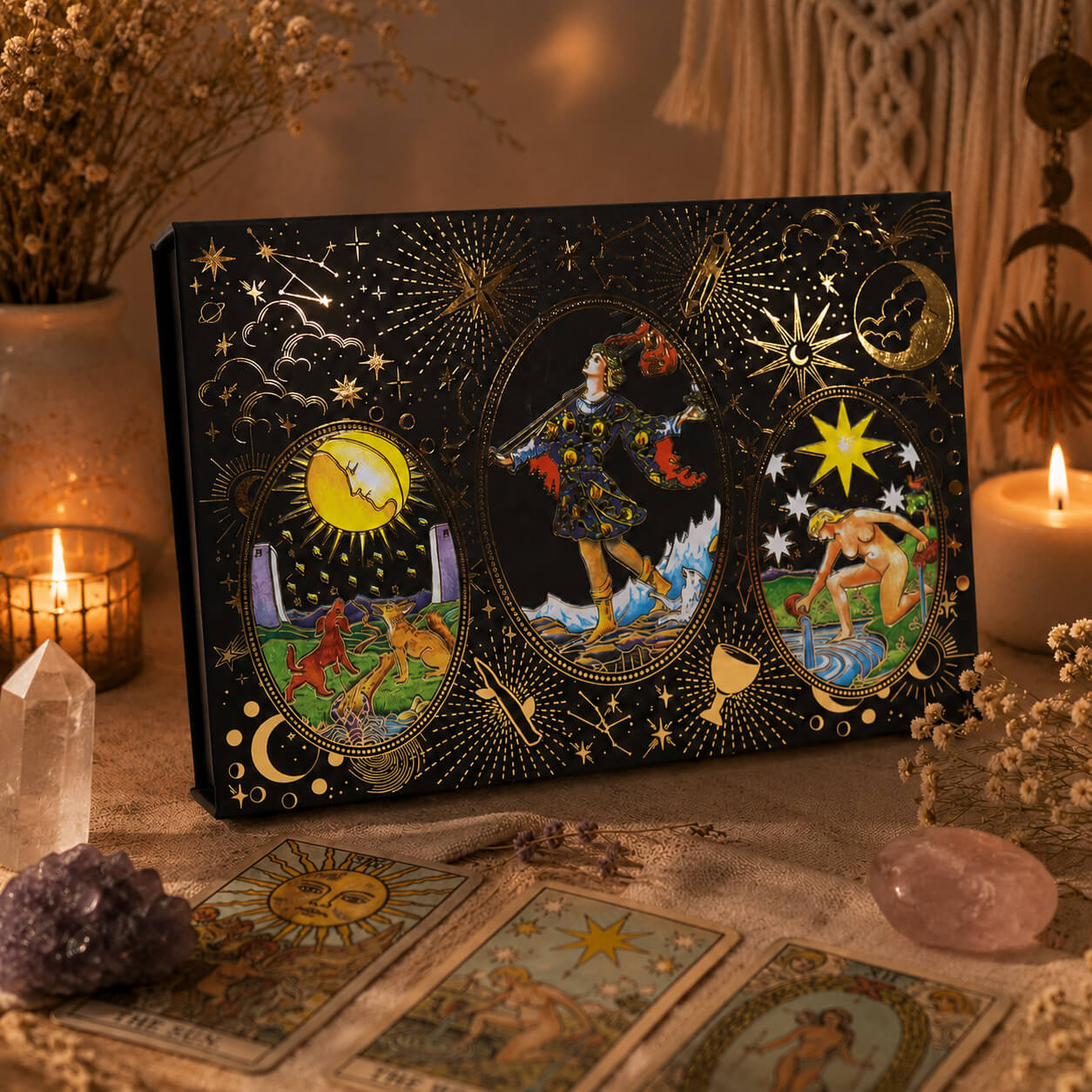 Coffret de tarot foil doré fermé avec illustrations dorées des arcanes majeurs sur le couvercle
