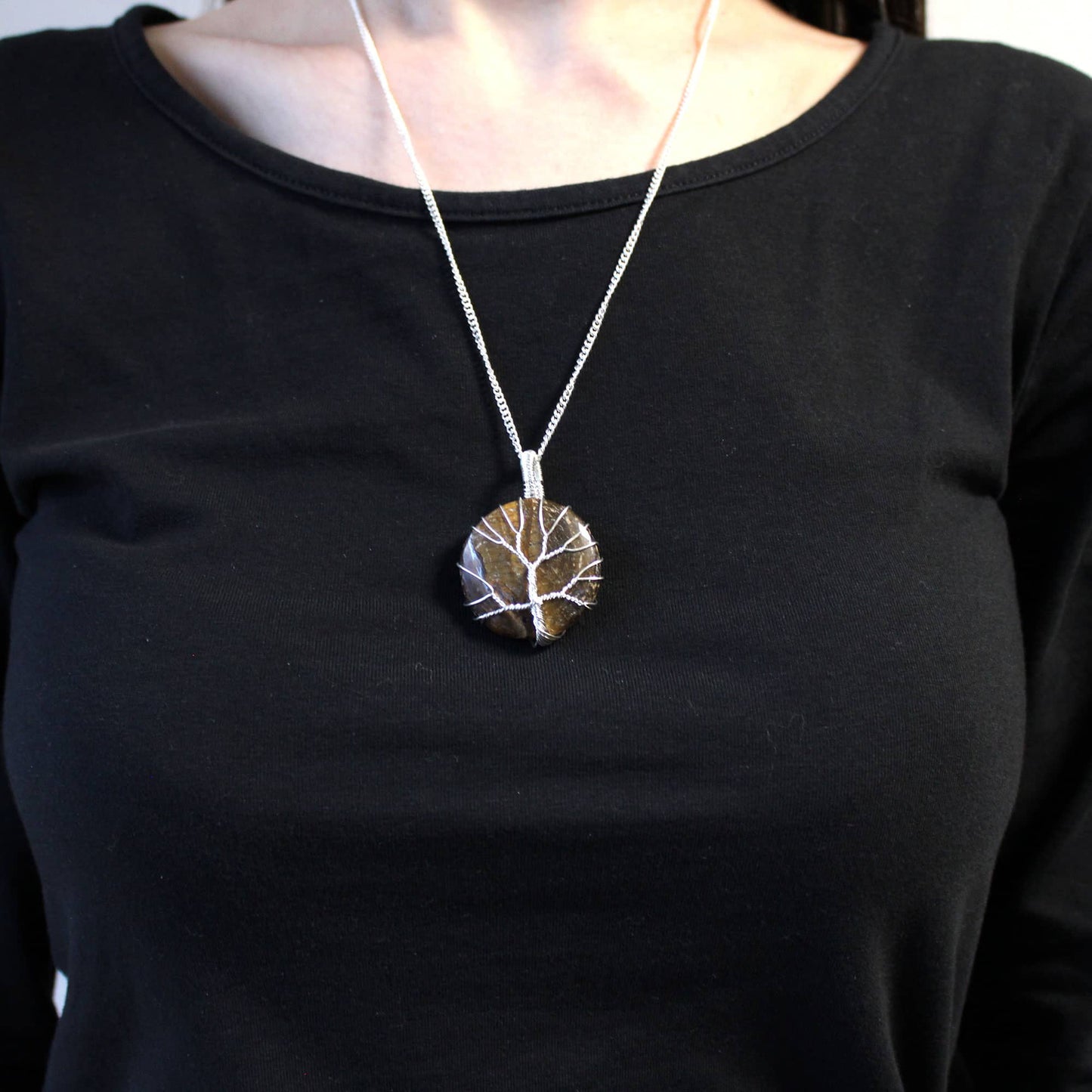 Collier Arbre de Vie en Œil de Tigre sur cou