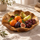 Coupe en bois de teck à trois compartiments garnie d'oranges, poires, figues et raisins