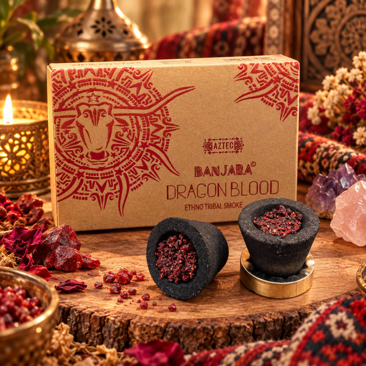 Deux coupelles noires remplies de grains de résine rouge sang de dragon, l'une sur sa plaque dorée, devant leur boîte kraft à motifs rouges