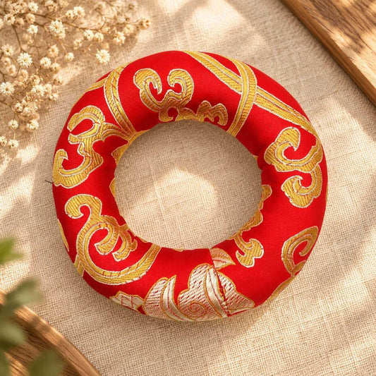 Coussin en anneau rouge de 10 cm orné de nuages dorés et d’un ruban d’or, pour bol tibétain