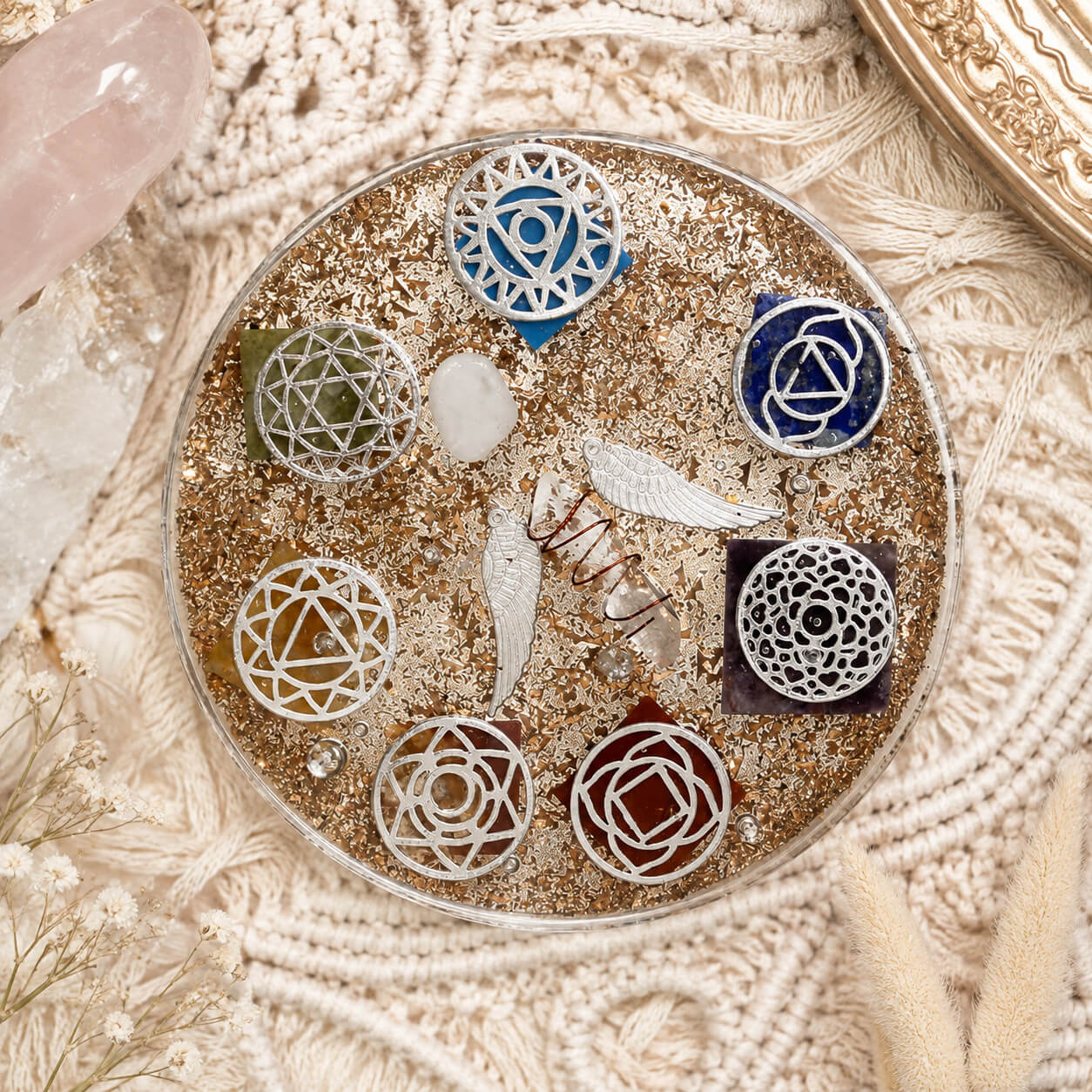 Disque en orgonite vu de dessus avec huit symboles de chakras métalliques disposés en cercle