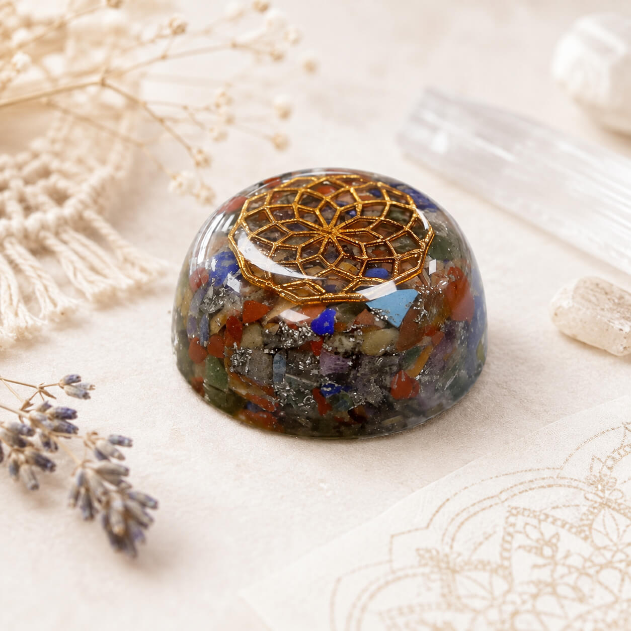 Dôme en orgonite aux éclats de pierres multicolores avec médaillon doré en surface