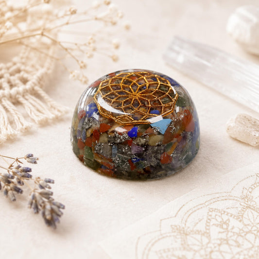 Dôme en orgonite aux éclats de pierres multicolores avec médaillon doré en surface