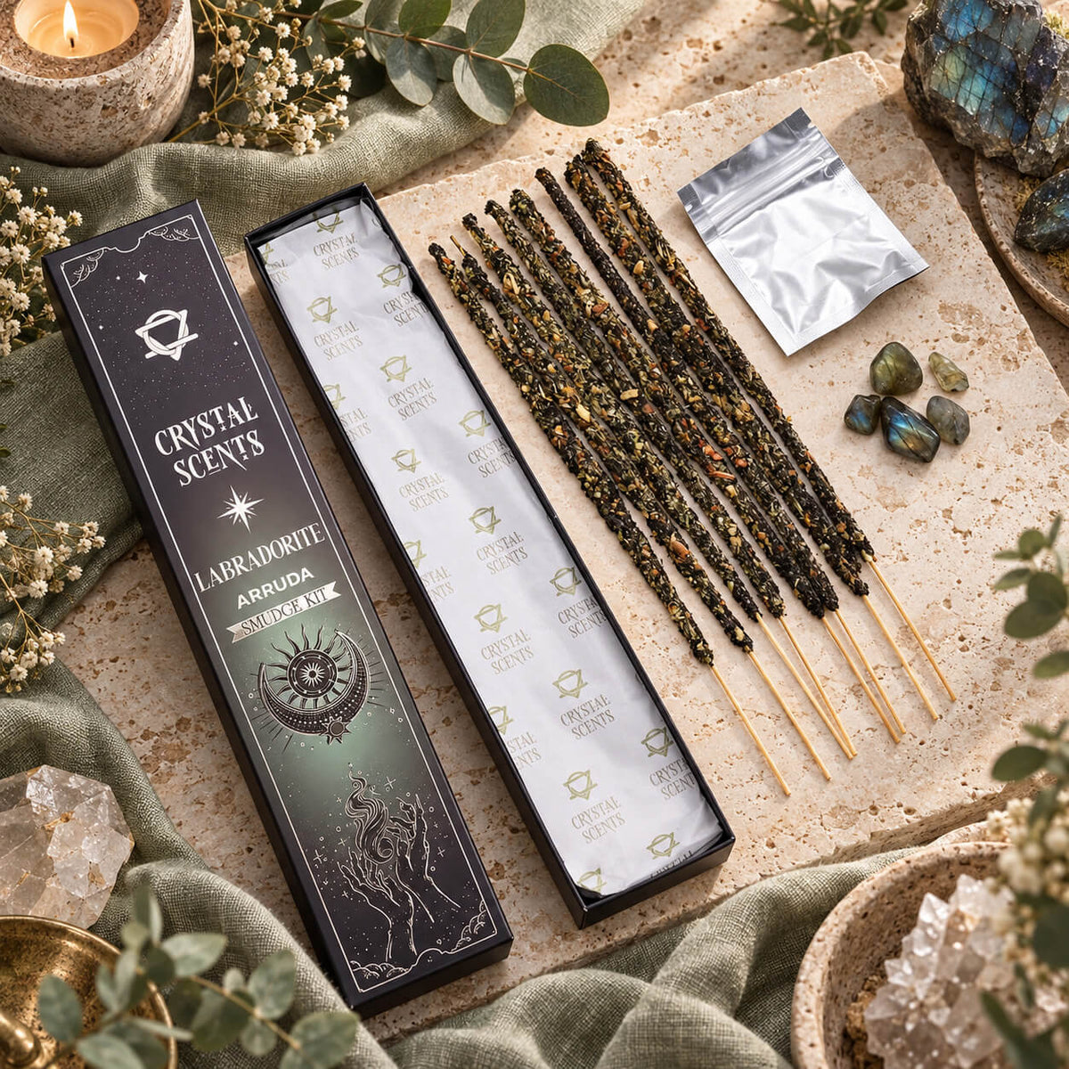 Étui ouvert de bâtonnets d'encens à la rue à tige naturelle, avec un sachet et des éclats de labradorite aux reflets bleus