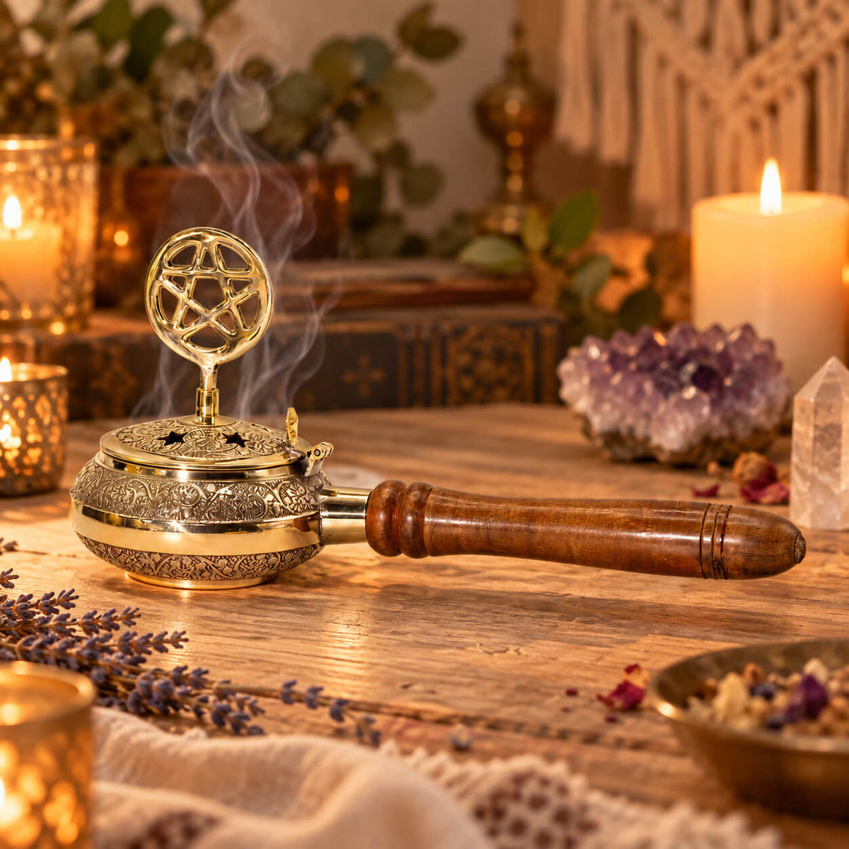 Encensoir en laiton gravé de motifs floraux, couvercle percé d'étoiles surmonté d'un pentacle ajouré, long manche en bois poli