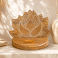 Étagère murale en forme de fleur de lotus sculptée en bois de manguier avec gravures blanchies.