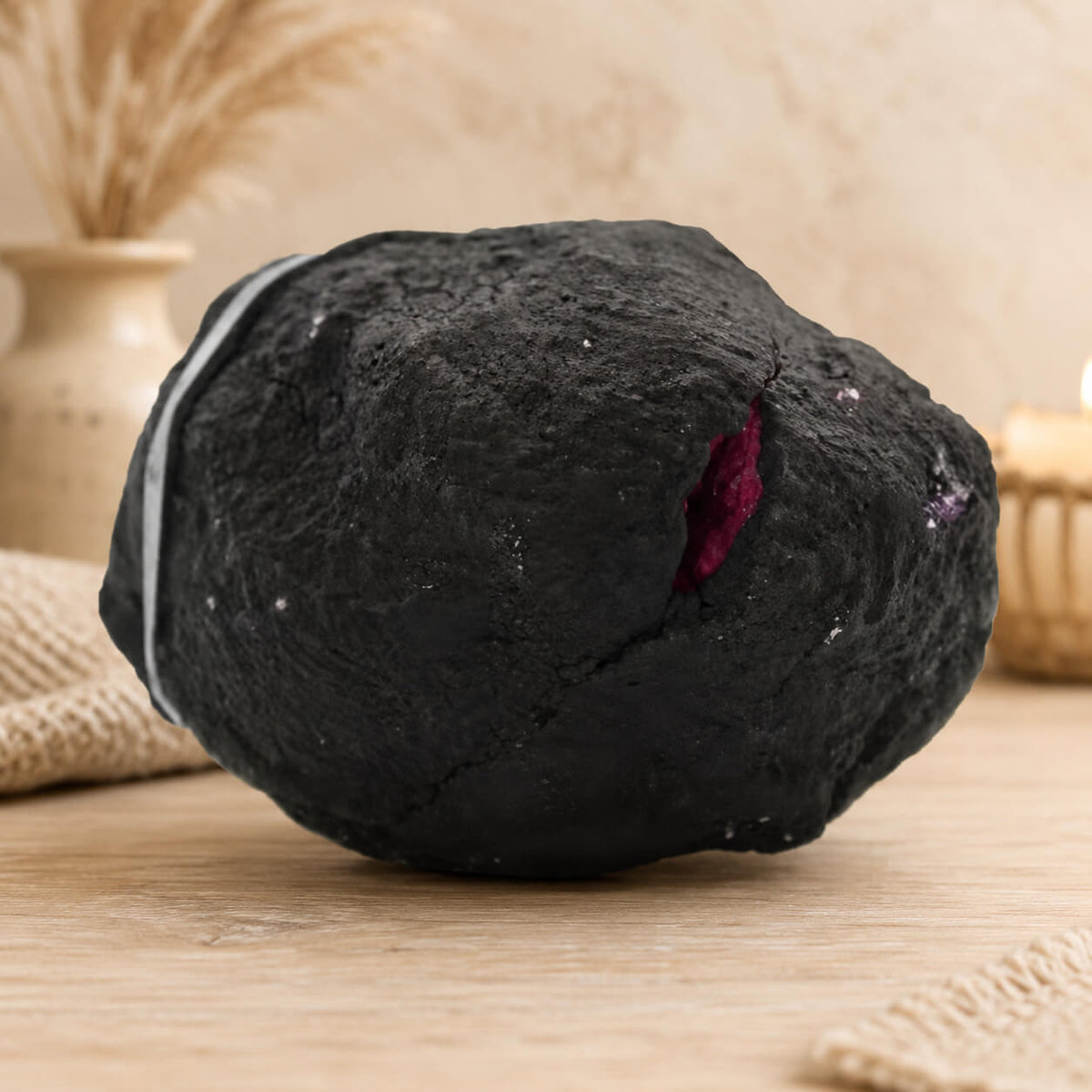 Extérieur brut noir de la géode de calcite fermée avant ouverture